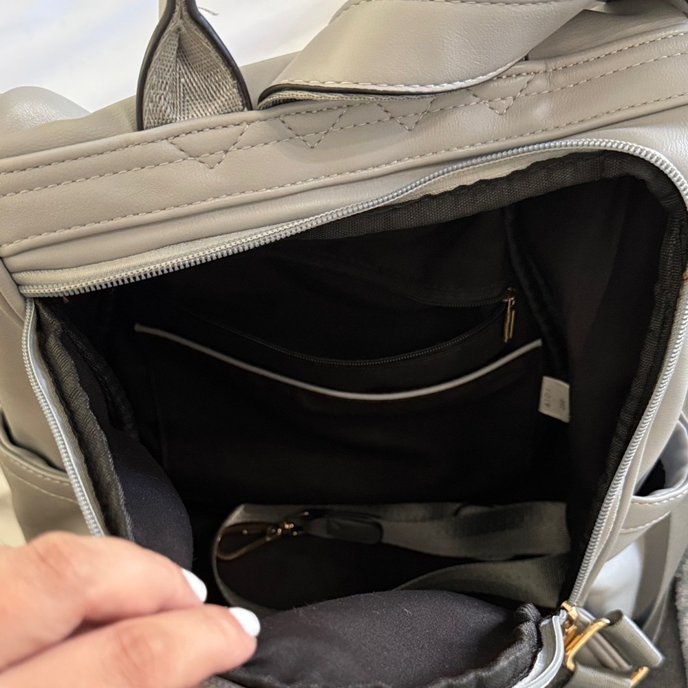 Cluci Chic Gray Women's Backpack - image 7